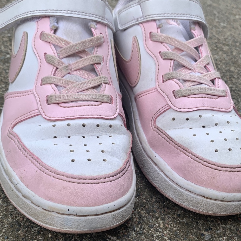 Nike Kids Low-Top Sneakers in Pink and White